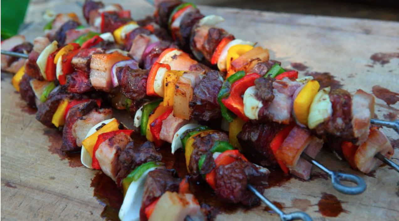 Brochetas de carne con verduras